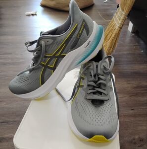 Never Used Asics Gray and Yellow Running Shoes Gel GT-2000 12